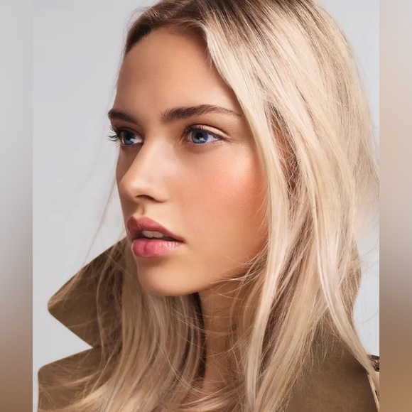 LAURA MERCIER Face Illuminator Powder in Addiction Gilded Gold Highlight - Picture 4 of 5